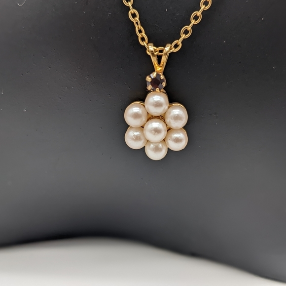 Vintage Avon BW Floral Pearl Pendant gold chain Necklace, Unique Gift, Collectib - Picture 2 of 6